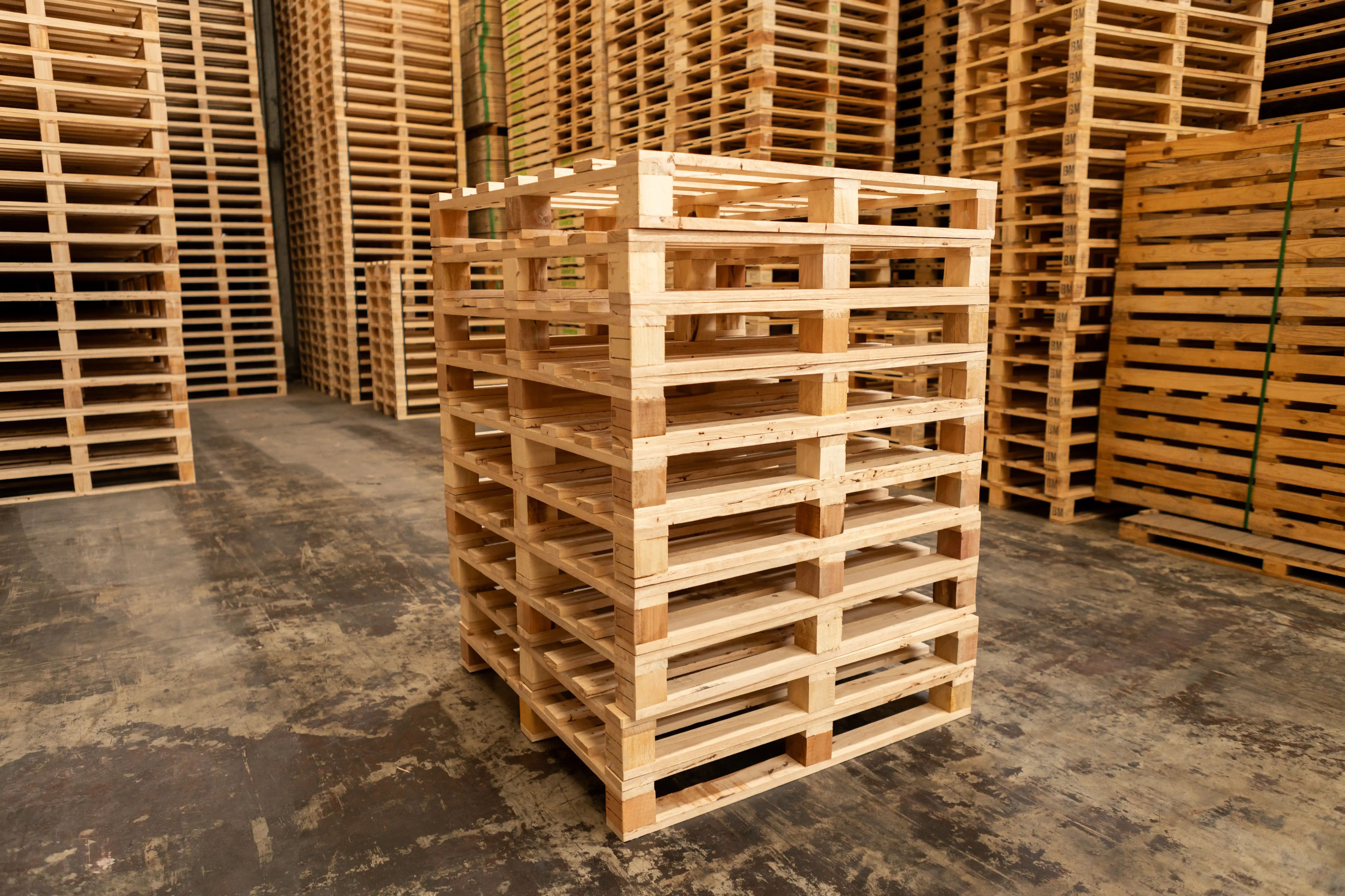 Tarimas de madera nuevas y semi-nuevas